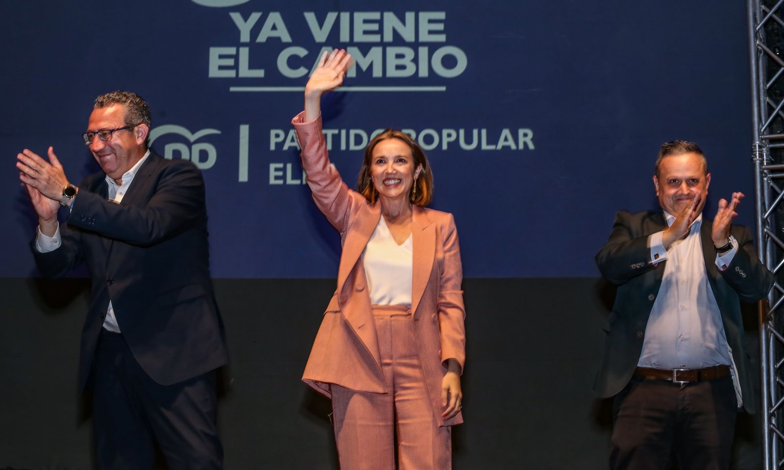 Toni Pérez, Cuca Gamarra y Paco Sánchez durante el acto en ADOC.