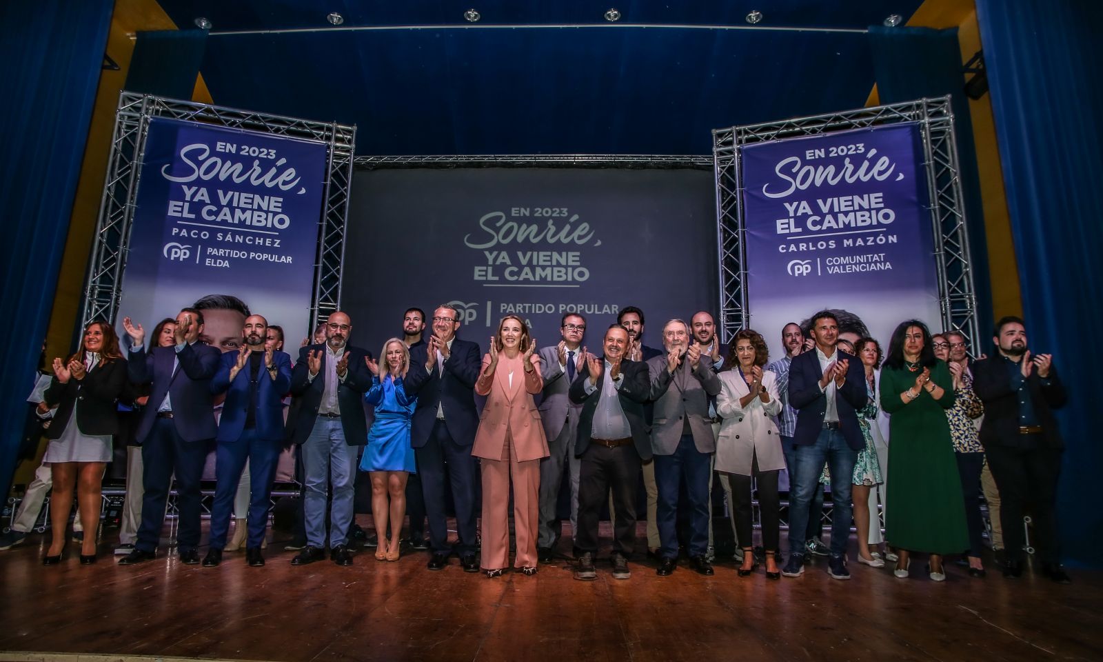 Toda la candidatura al Ayuntamiento de Elda arropó a Toni Pérez, Cuca Gamarra y Paco Sánchez.