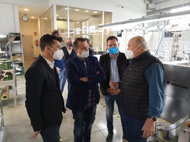 Fran Muñoz, Alberto García y Francisco Vidal visitan fábrica de calzado en Elda