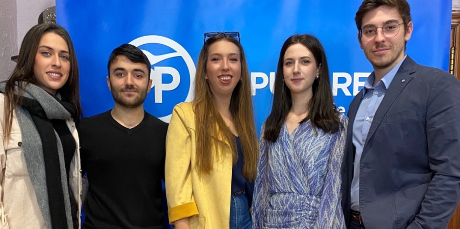 Claudia Alberola presenta a su equipo de Nuevas Generaciones del PP de Elda.