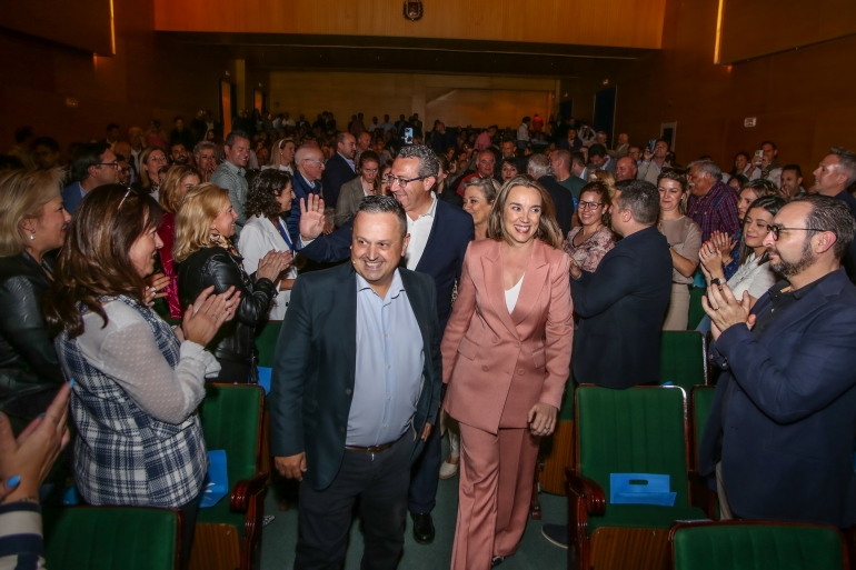 El candidato a la alcadía Paco Sánchez acompaña a Cuca Gamarra y Toni Pérez a su llegada a ADOC.