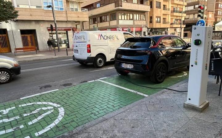 El PP reclama una red de puntos de recarga ante el aumento de vehículos eléctricos en Elda