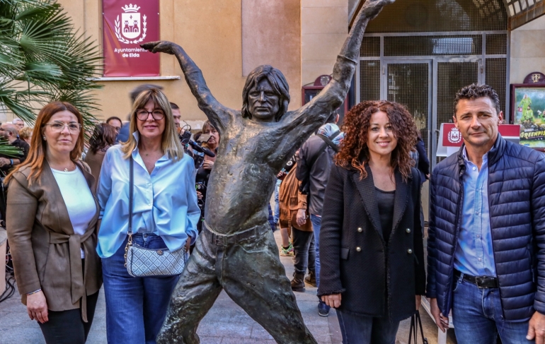 Elda reconoce con una estatua al bailarín eldense Antonio Gades