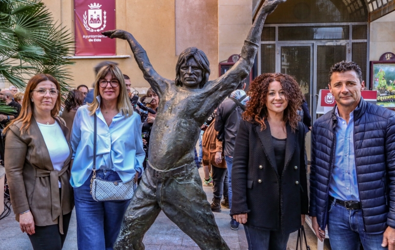 Elda reconoce con una estatua al bailarín eldense Antonio Gades