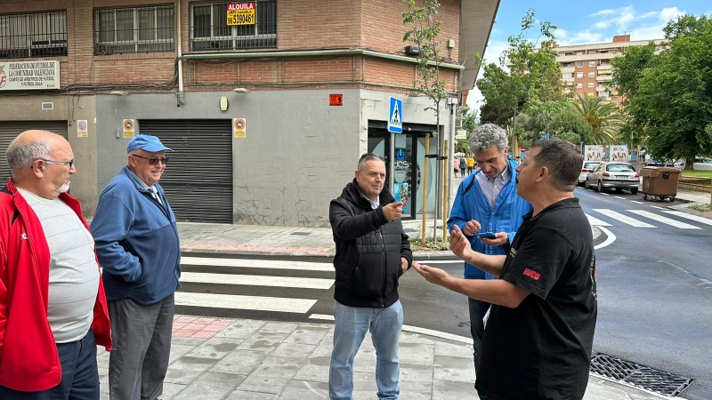 Paco Sánchez hablando con vecinos y comerciantes de San Francisco de Sales.