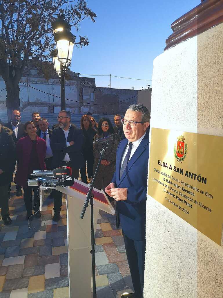 Visita del Presidente de la Diputación Toni Pérez para inaugurar la calle Independencia