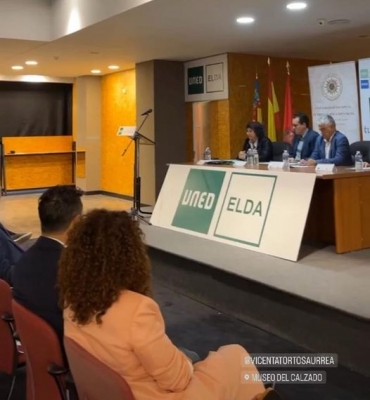 Alberto García y Lola Gonzáles inauguración curso UNED Elda