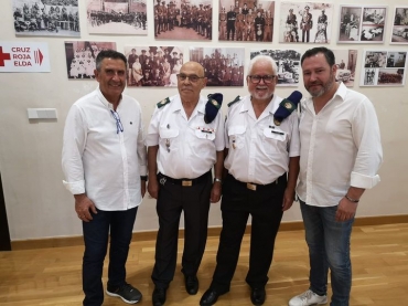 Fran Muñoz junto a la Asociación Española de Veteranos de las Brigadas de Tropas de Socorro