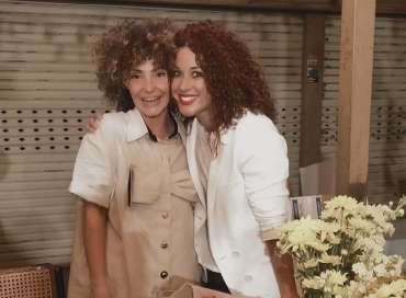 Lola González junto a Ester Cánovas en la presentación del poemario ...Y que te erice la piel