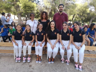 Lola González y Miguel Ángel Rubio junto a las falleras mayores de Elda