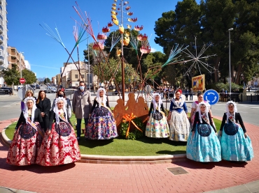 Manuela Soriano y Lola Francés junto a las falleras mayores en homenaje a los falleros fallecidos